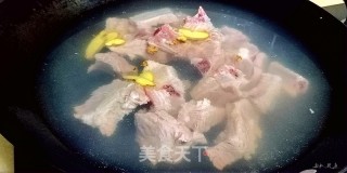 糖醋排骨的做法步骤：2