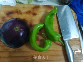 尖椒炒茄丝的做法步骤：1