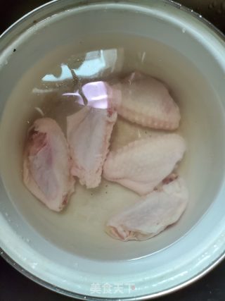 水晶鸡中翅的做法步骤：1