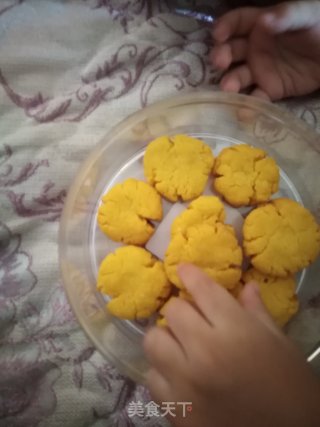鸡蛋黄酥饼干的做法步骤：1