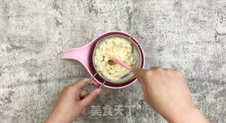 清凉夏日自制巧克力脆皮冰淇淋的做法步骤：2
