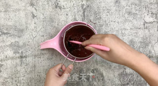 清凉夏日自制巧克力脆皮冰淇淋的做法步骤：3