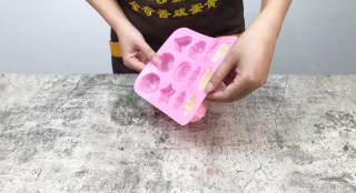 清凉夏日自制巧克力脆皮冰淇淋的做法步骤：5