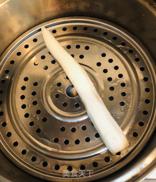 宝宝鸡蛋饼卷山药的做法步骤：1