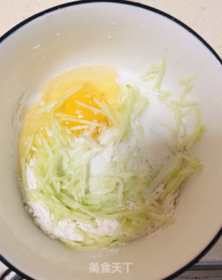宝宝鸡蛋饼卷山药的做法步骤：2