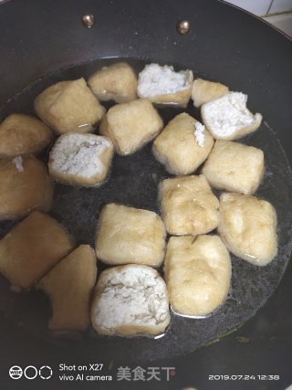 不老豆五花肉炒油豆腐的做法步骤：1