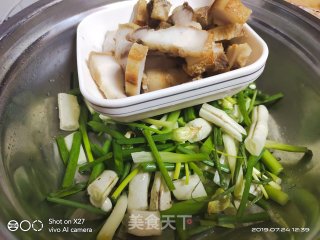 不老豆五花肉炒油豆腐的做法步骤：2