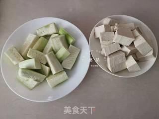 丝瓜烧豆腐的做法步骤：2