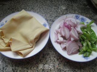 青椒洋葱炒千张的做法步骤：1