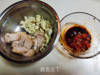 五花肉炒木耳的做法步骤：1