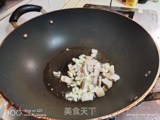 五花肉炒木耳的做法步骤：3
