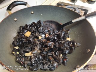 五花肉炒木耳的做法步骤：5