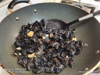 五花肉炒木耳的做法步骤：6