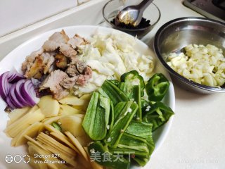 五花肉炒包包菜土豆的做法步骤：1