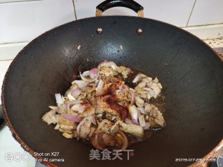 五花肉炒包包菜土豆的做法步骤：2