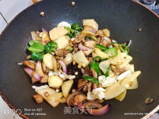 五花肉炒包包菜土豆的做法步骤：3