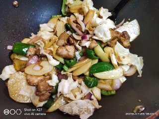 五花肉炒包包菜土豆的做法步骤：4