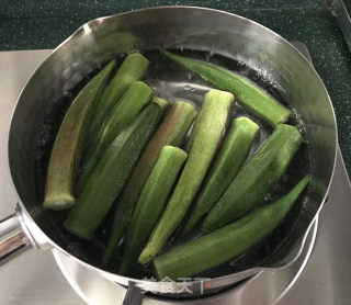 蒜蓉辣酱拌秋葵的做法步骤：5