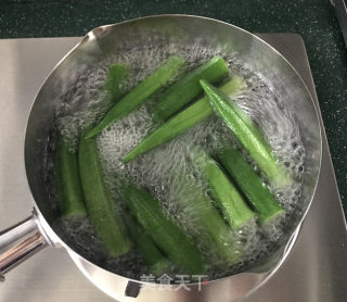 蒜蓉辣酱拌秋葵的做法步骤：6