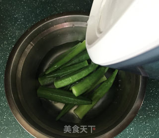 蒜蓉辣酱拌秋葵的做法步骤：7