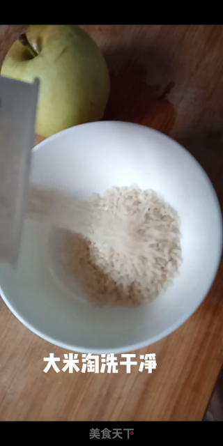 宝宝辅食水果粥的做法步骤：1