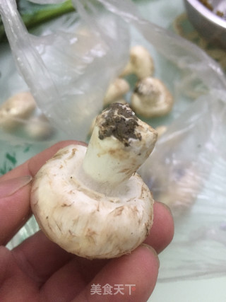 双袍菇炒鸡腿的做法步骤：1