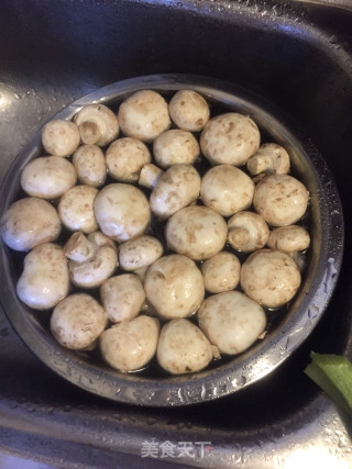 双袍菇炒鸡腿的做法步骤：2