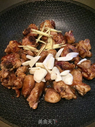 双袍菇炒鸡腿的做法步骤：5