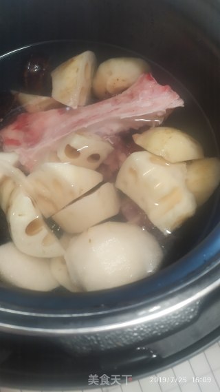 莲藕雪梨荸荠汤的做法步骤：2
