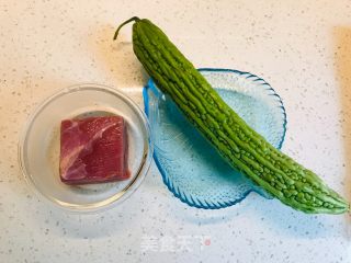 牛肉酿苦瓜的做法步骤：1