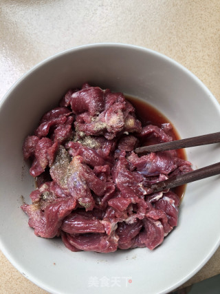 牛肉炒芹菜的做法步骤：2
