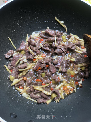 牛肉炒芹菜的做法步骤：5