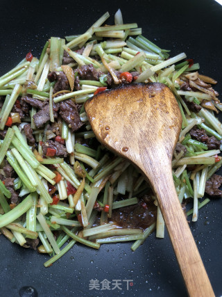 牛肉炒芹菜的做法步骤：7