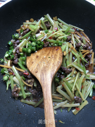 牛肉炒芹菜的做法步骤：8