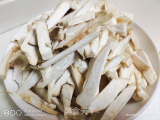 五花肉炒杏鲍菇的做法步骤：1