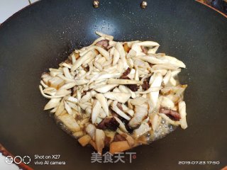 五花肉炒杏鲍菇的做法步骤：4