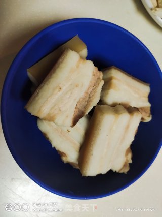 韭菜心炒五花肉片的做法步骤：1
