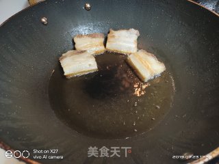韭菜心炒五花肉片的做法步骤：2