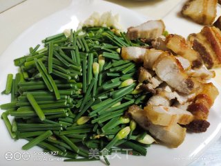 韭菜心炒五花肉片的做法步骤：4