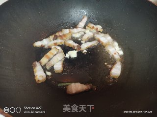韭菜心炒五花肉片的做法步骤：5