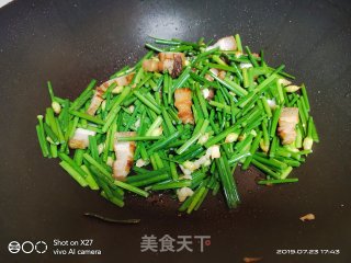 韭菜心炒五花肉片的做法步骤：6