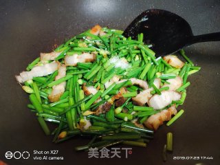 韭菜心炒五花肉片的做法步骤：8