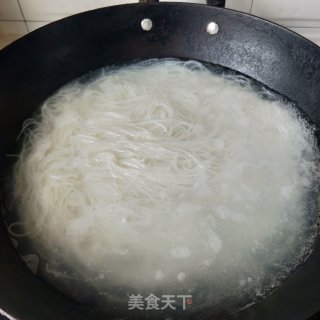 酸菜鸡蛋米粉的做法步骤：7