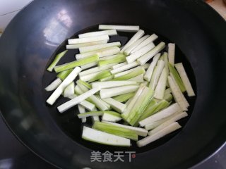 丝瓜鸭蛋面的做法步骤：3