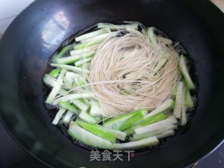 丝瓜鸭蛋面的做法步骤：4