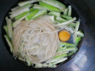 丝瓜鸭蛋面的做法步骤：5