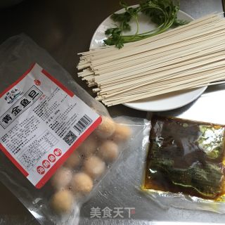 咖喱鱼蛋面的做法步骤：1