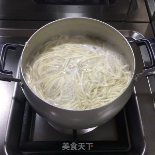 咖喱鱼蛋面的做法步骤：4