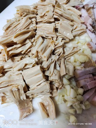 豆角炒五花肉腐竹的做法步骤：1