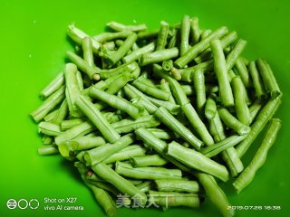 豆角炒五花肉腐竹的做法步骤：2